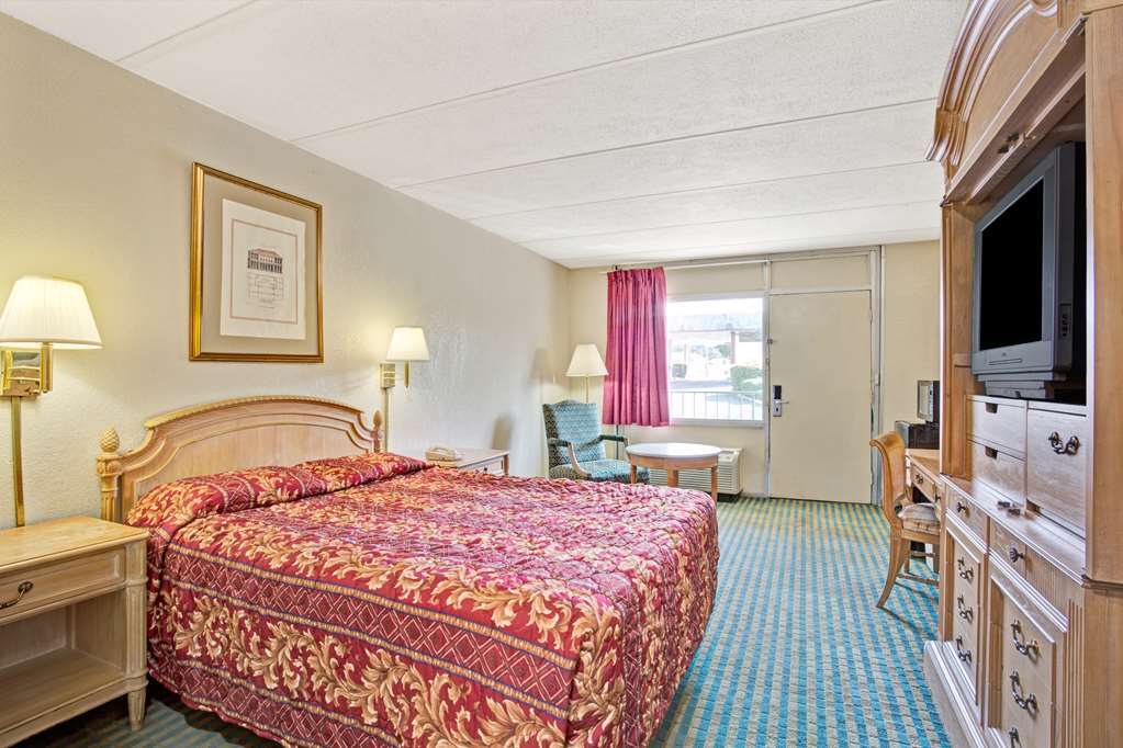Red Roof Inn Fredericksburg North Стая снимка