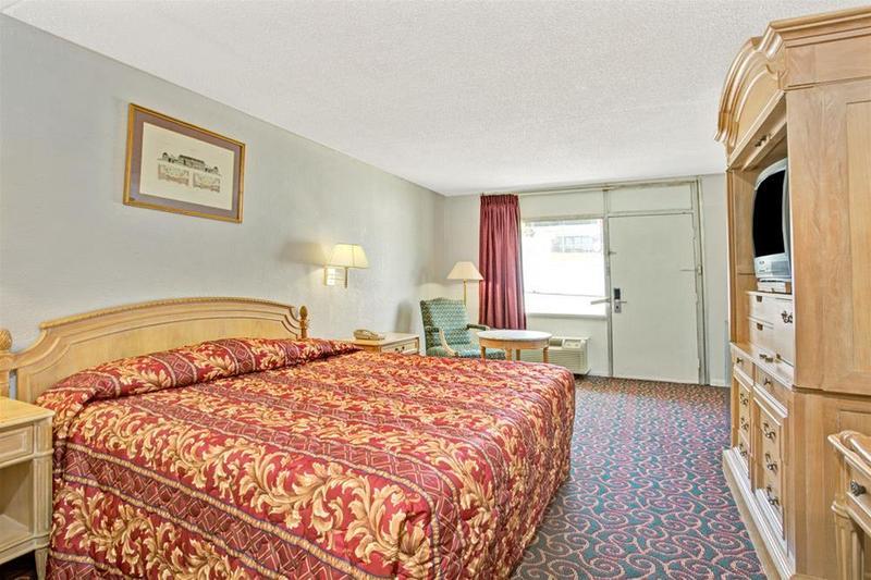 Red Roof Inn Fredericksburg North Екстериор снимка