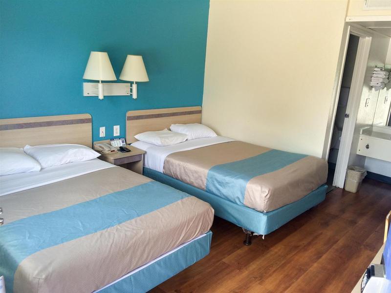 Red Roof Inn Fredericksburg North Екстериор снимка