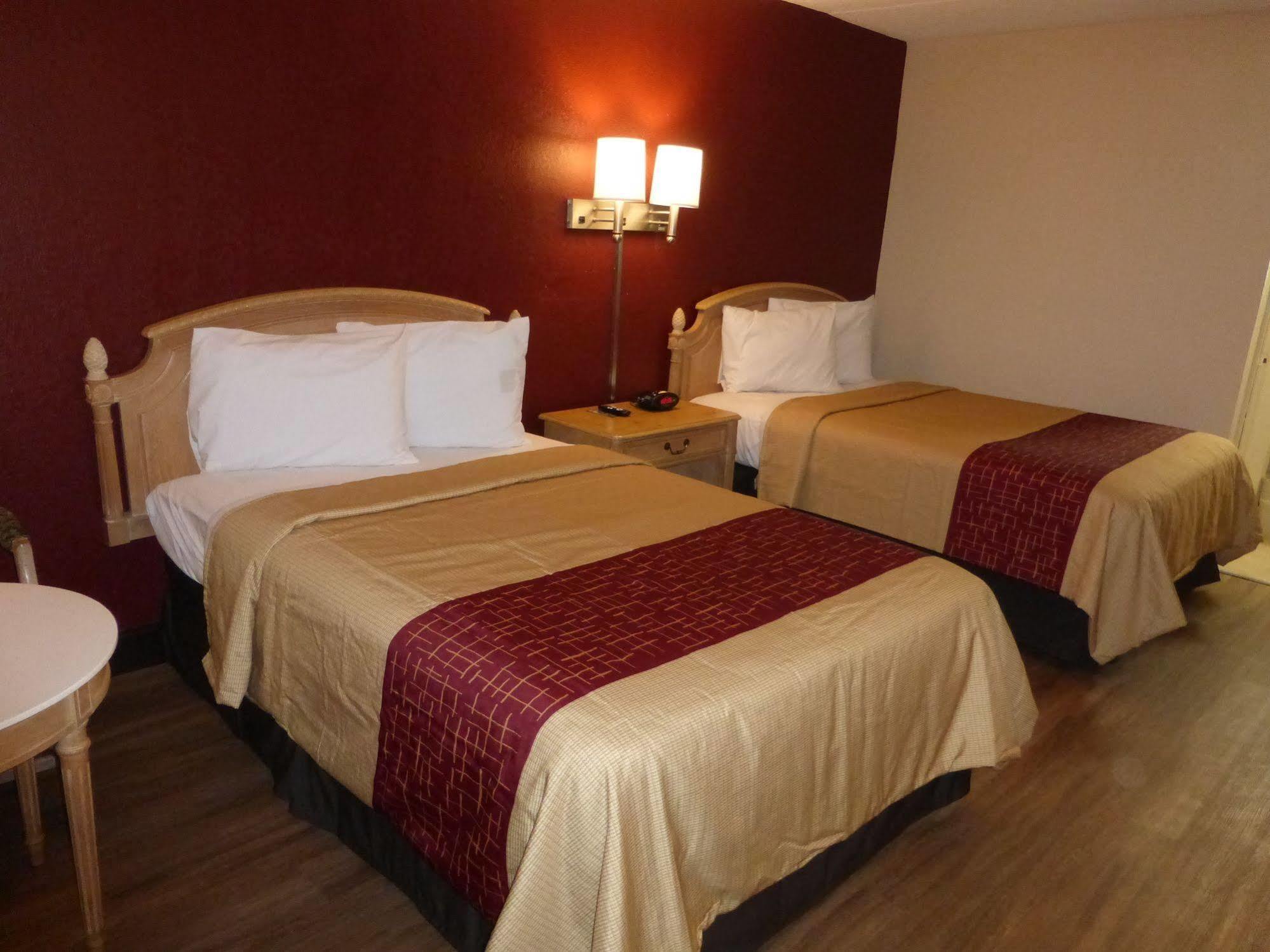 Red Roof Inn Fredericksburg North Екстериор снимка