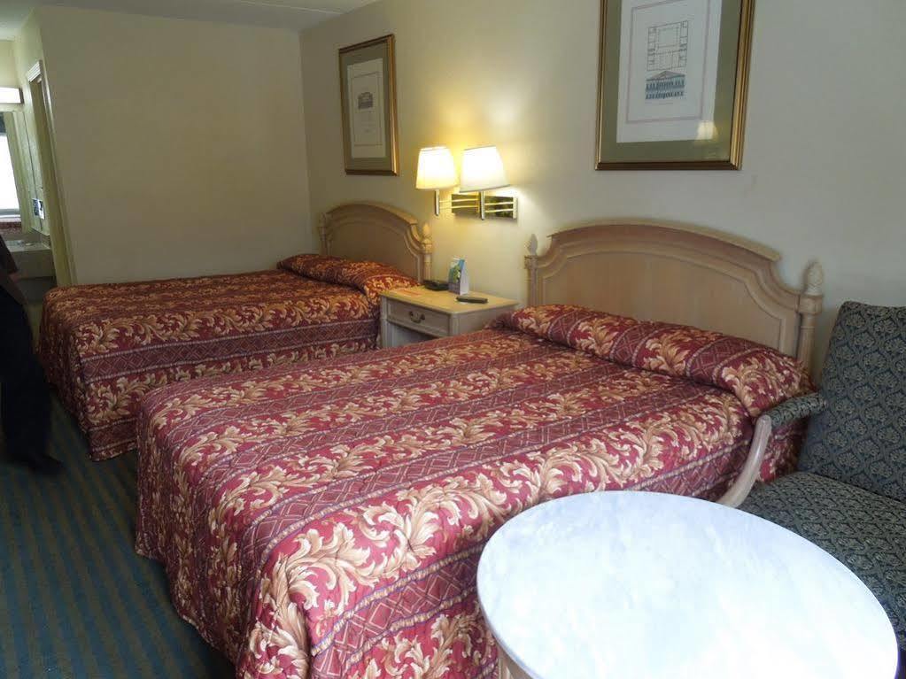 Red Roof Inn Fredericksburg North Екстериор снимка