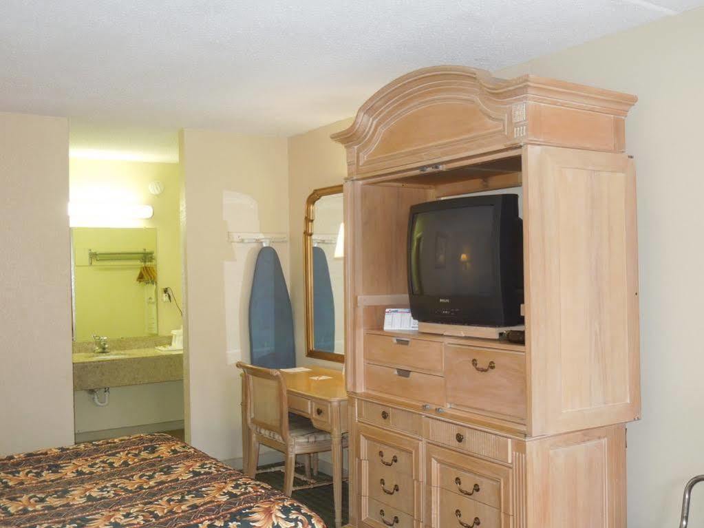 Red Roof Inn Fredericksburg North Екстериор снимка