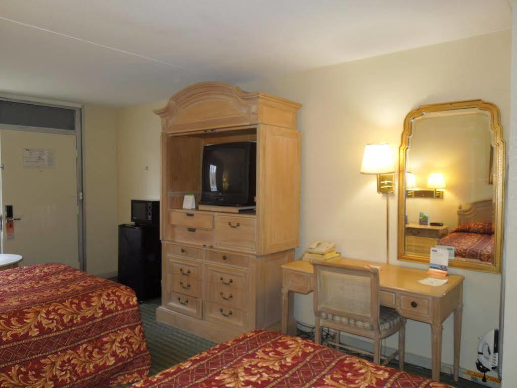 Red Roof Inn Fredericksburg North Екстериор снимка