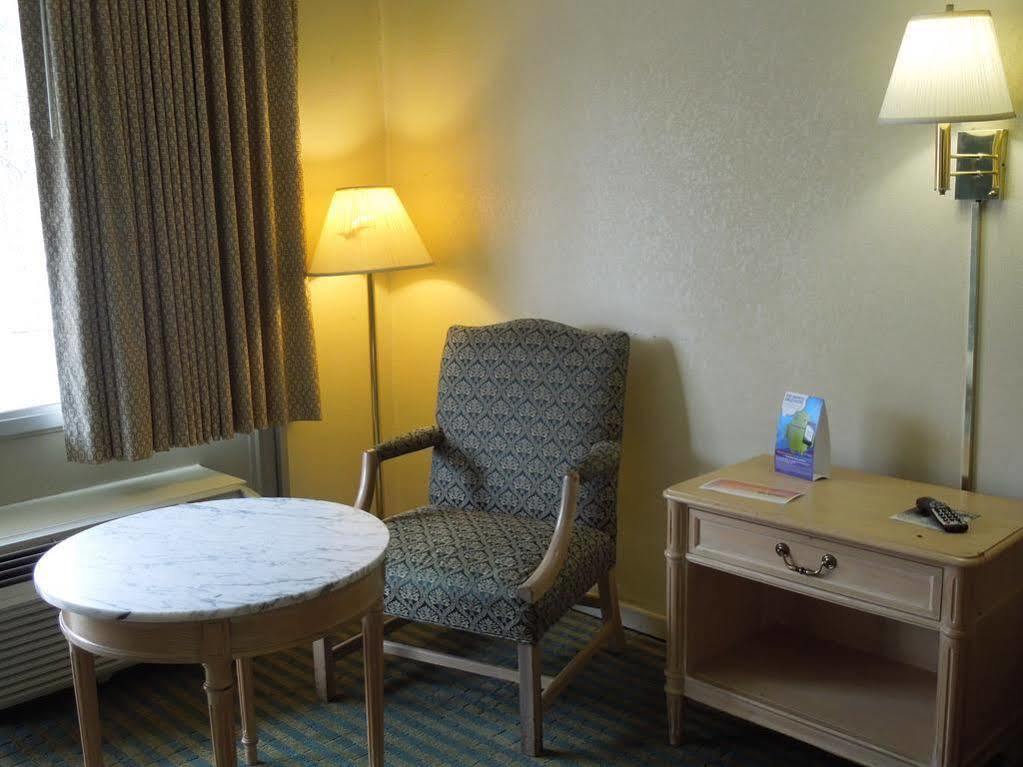 Red Roof Inn Fredericksburg North Екстериор снимка