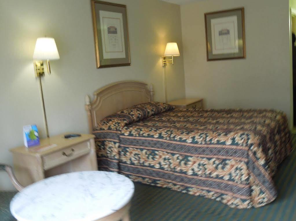 Red Roof Inn Fredericksburg North Екстериор снимка