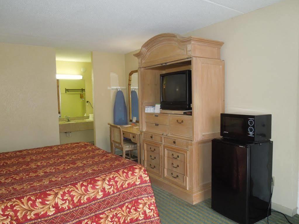 Red Roof Inn Fredericksburg North Екстериор снимка